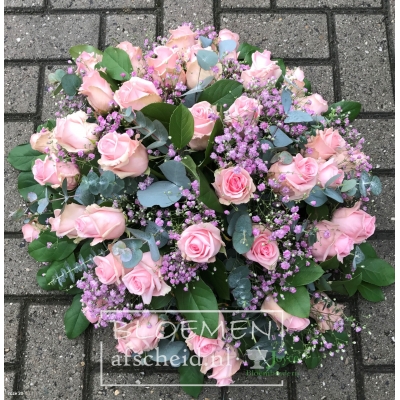 Biedermeier arrangement van roze rozen en gipskruid